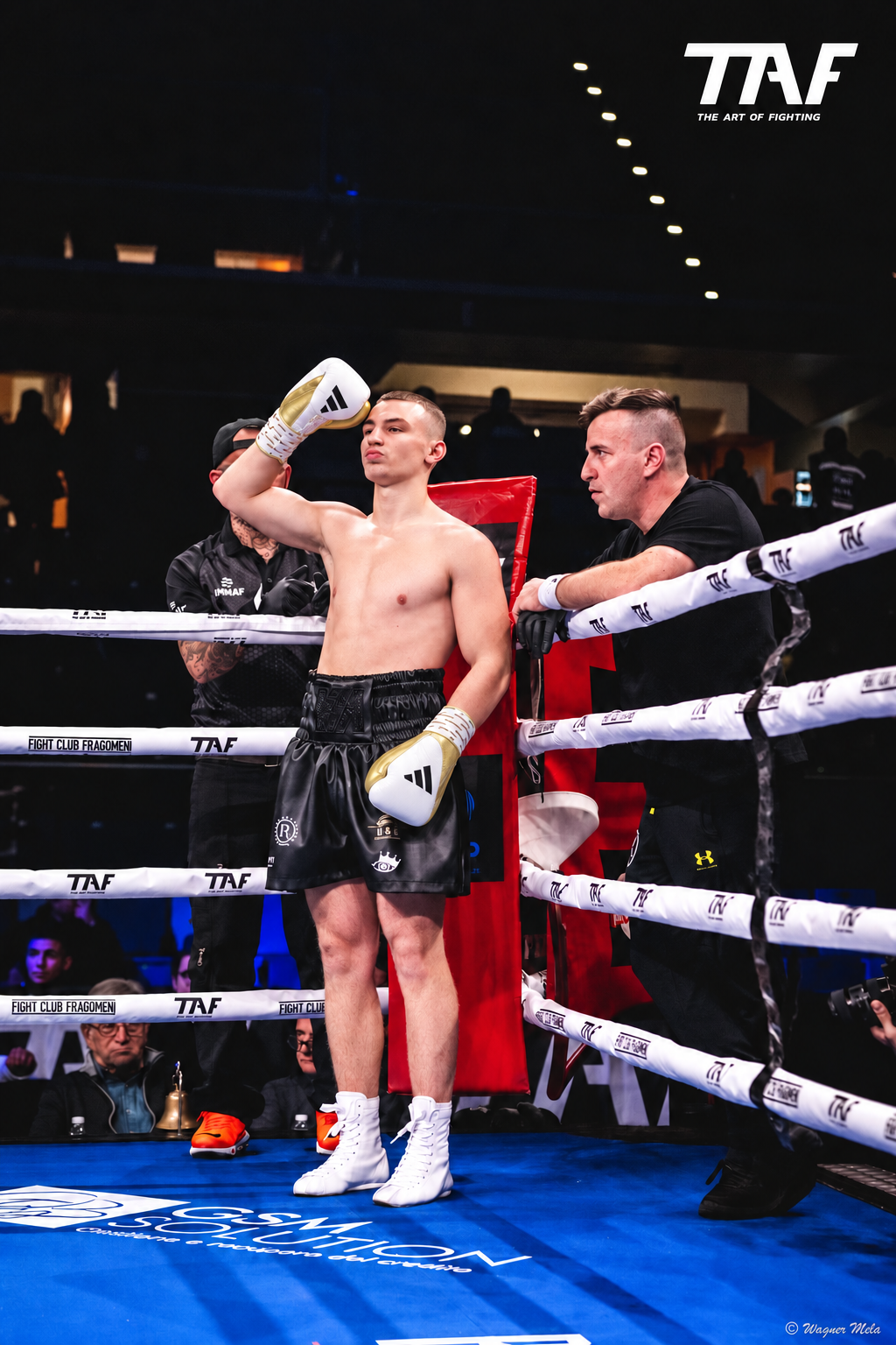 Alex Bindar in his corner before the first bell